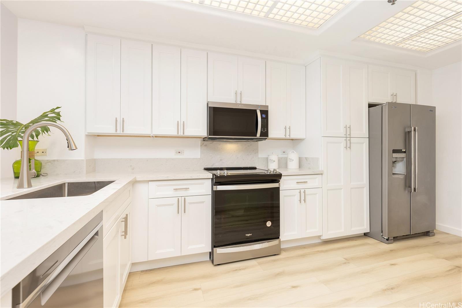 Kalele Kai condo # 2511, Honolulu, Hawaii - photo 4 of 23