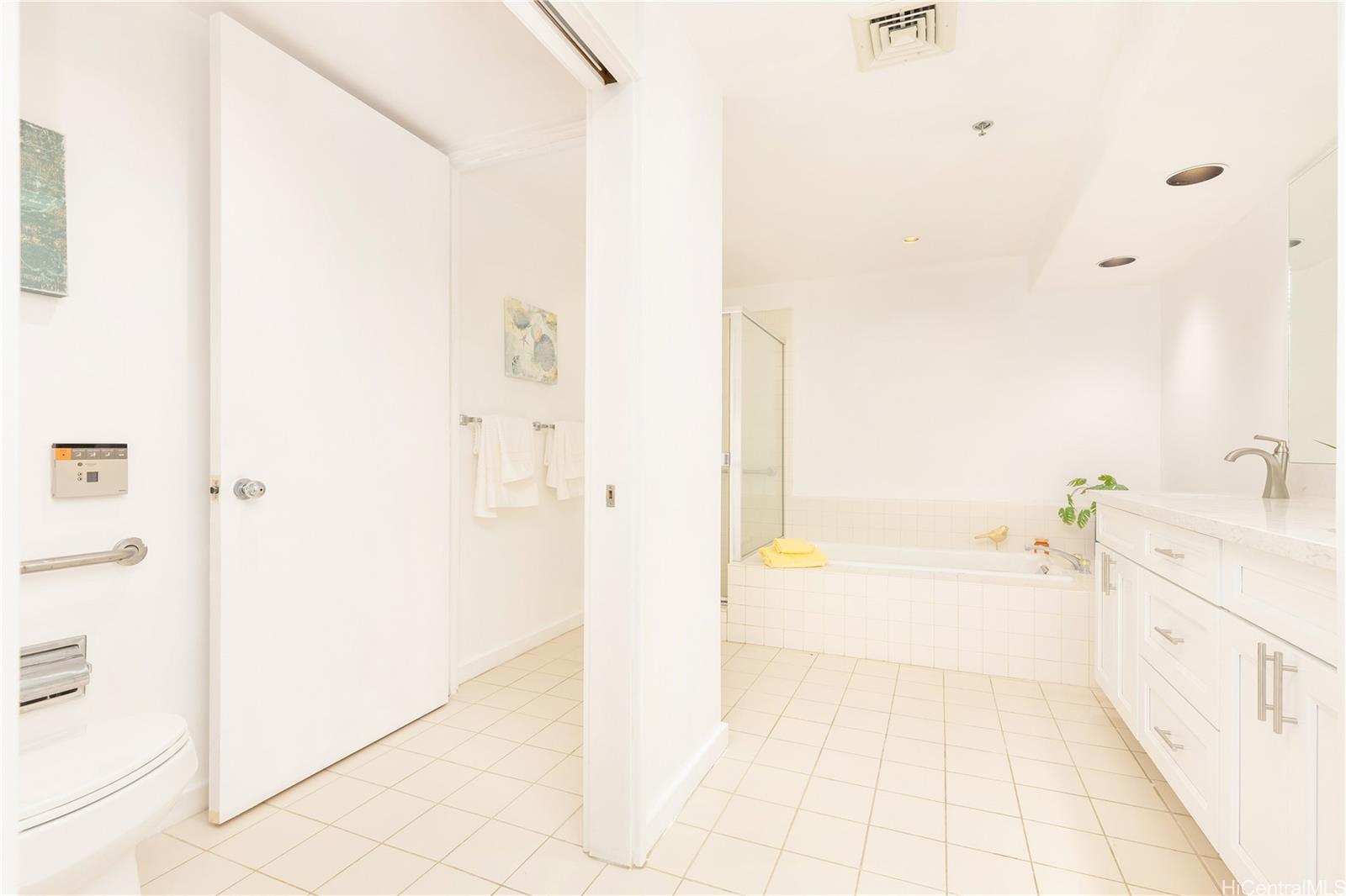 Kalele Kai condo # 2511, Honolulu, Hawaii - photo 9 of 23