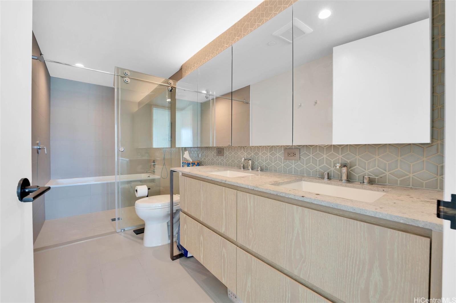 1000 Auahi St Honolulu - Rental - photo 5 of 21