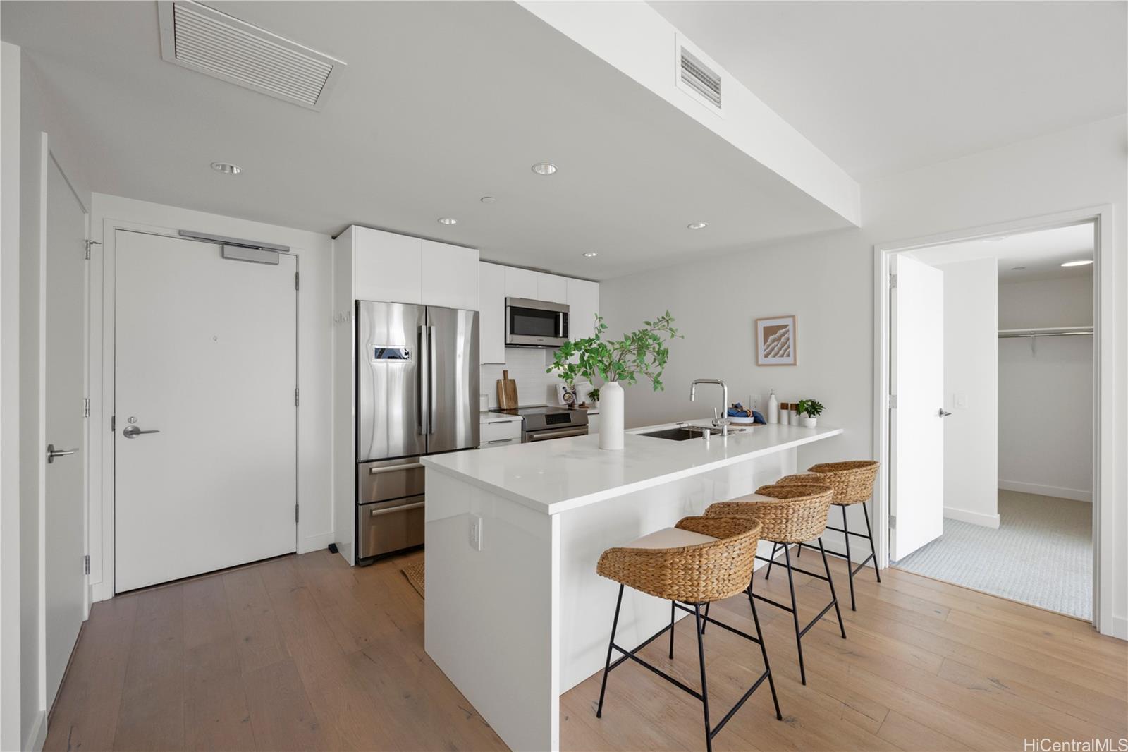 Ae'o condo # 2404, Honolulu, Hawaii - photo 4 of 17