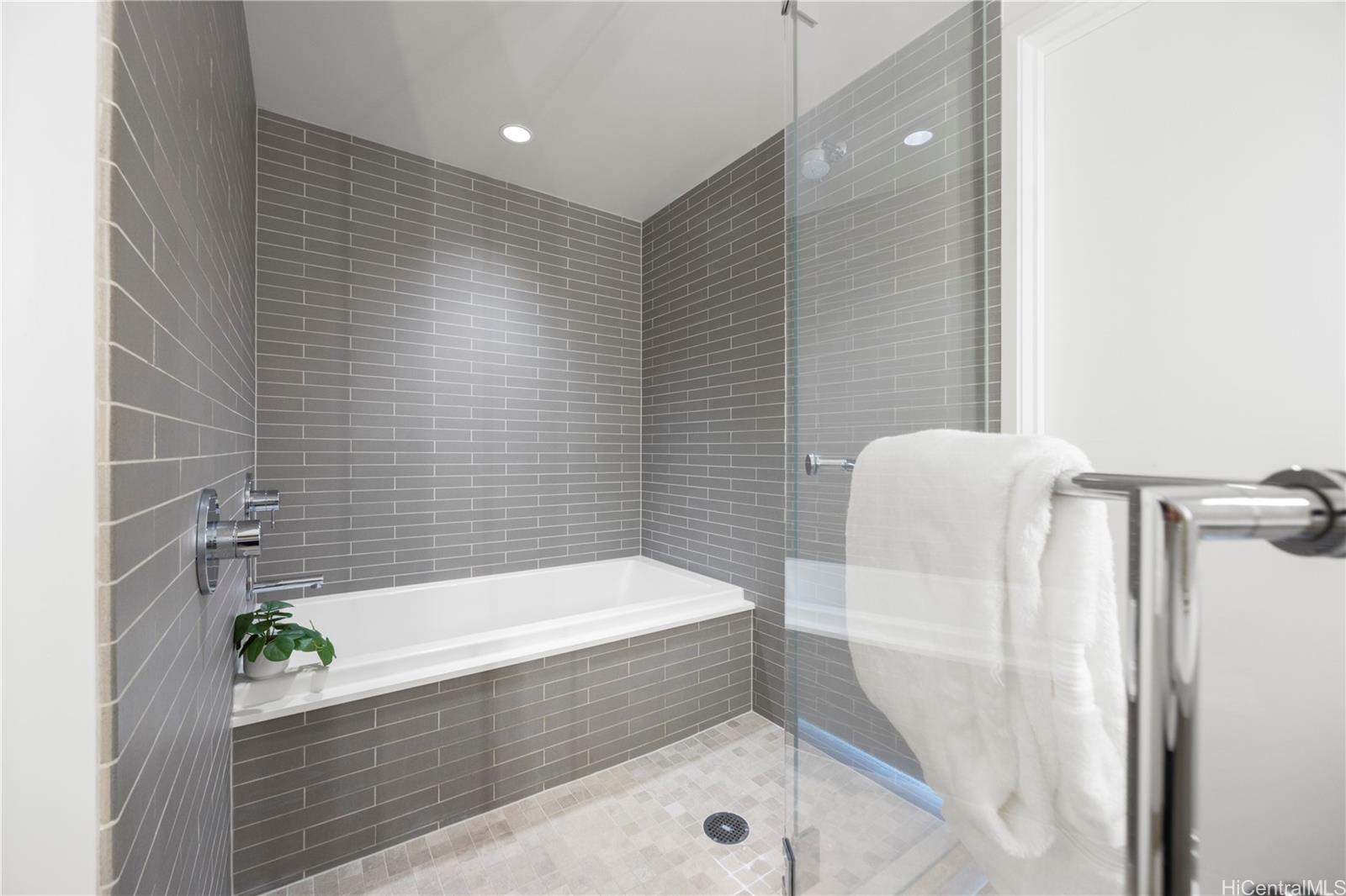 Ae'o condo # 2404, Honolulu, Hawaii - photo 7 of 17