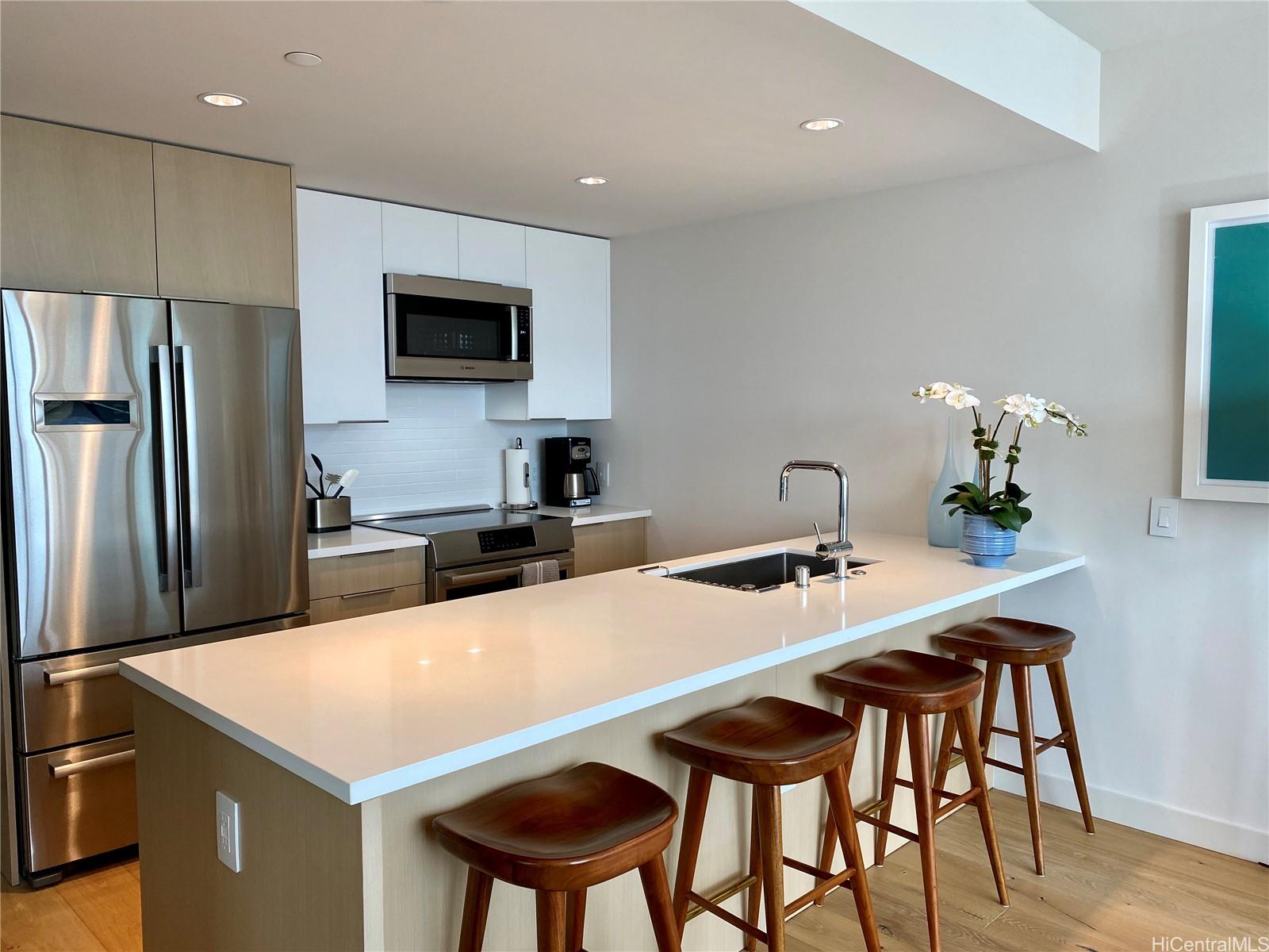 1001 Queen St Honolulu - Rental - photo 3 of 17