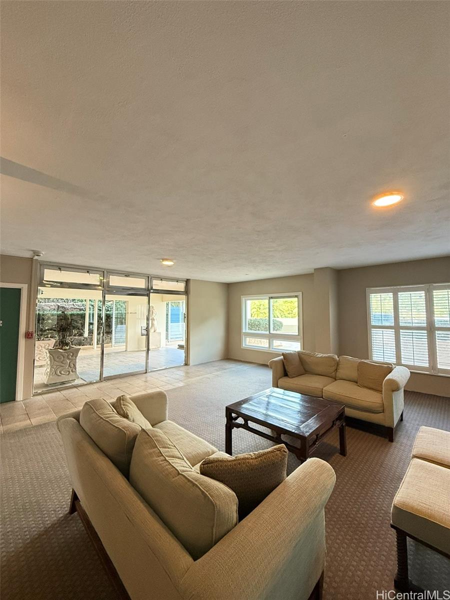 1001 Wilder Ave Honolulu - Rental - photo 5 of 17