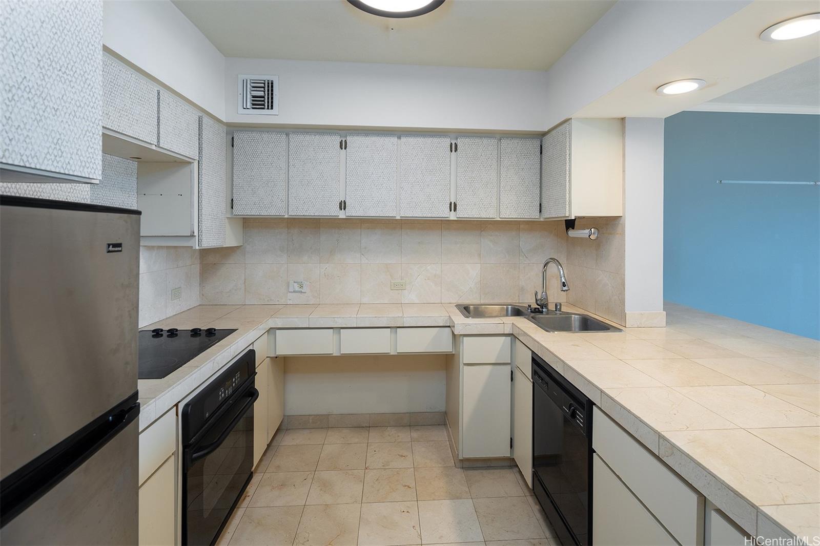 1001 Wilder Ave Honolulu - Rental - photo 5 of 19