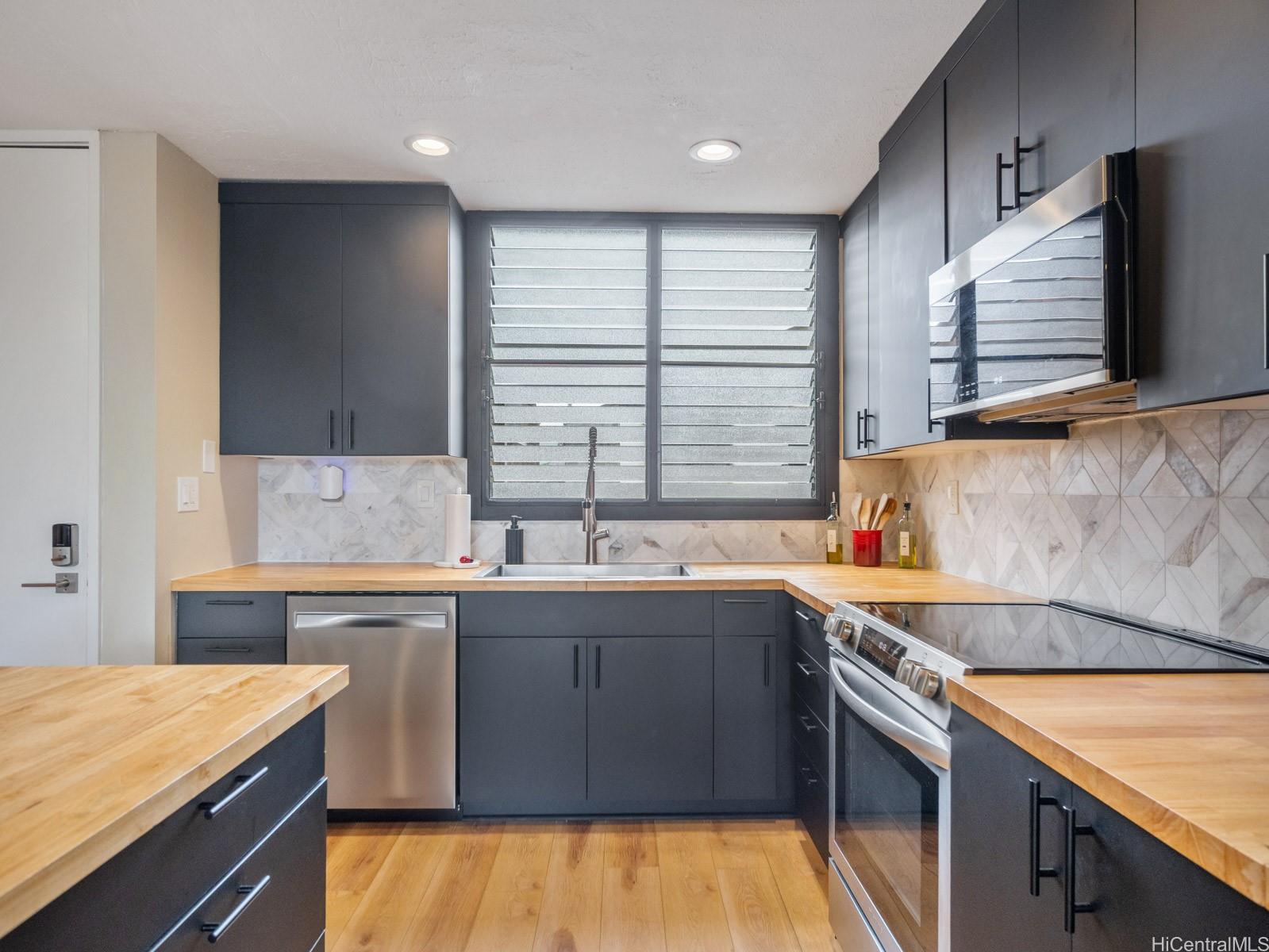 Poinciana Manor condo # 411, Kailua, Hawaii - photo 4 of 20