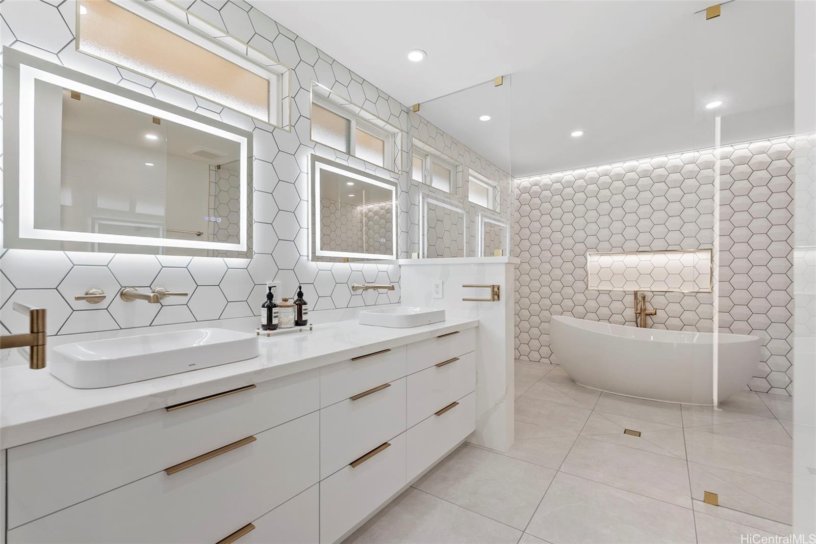 1016  Laukupu Way Queens Gate, Hawaii Kai home - photo 13 of 25