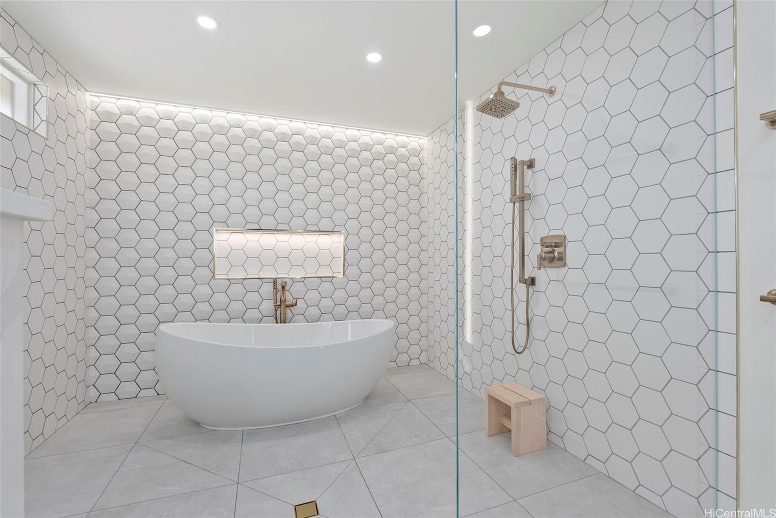 1016  Laukupu Way Queens Gate, Hawaii Kai home - photo 14 of 25