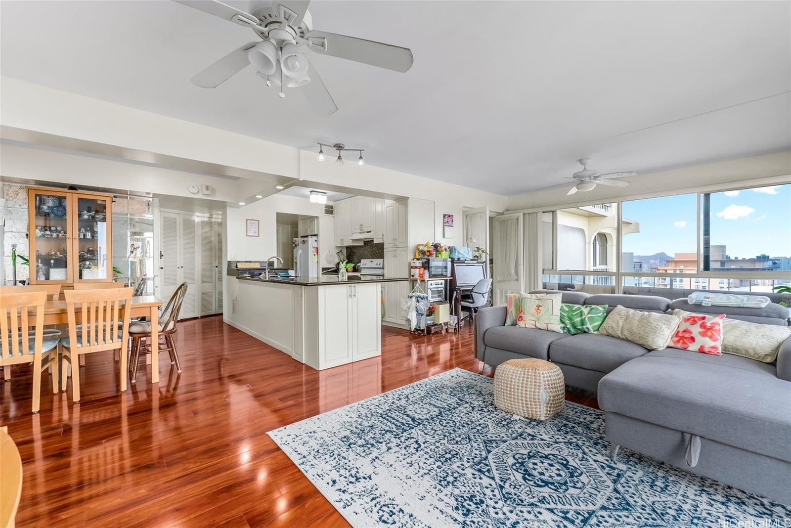 Royal Vista condo # 902B, Honolulu, Hawaii - photo 3 of 25