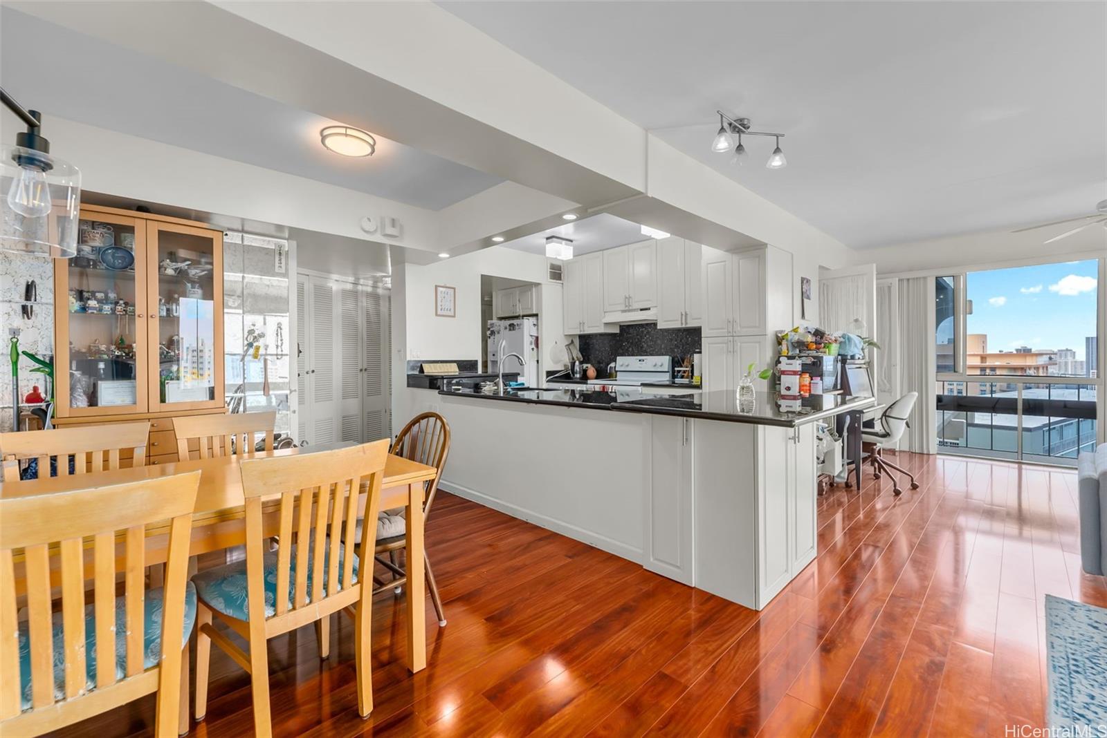 Royal Vista condo # 902B, Honolulu, Hawaii - photo 4 of 25