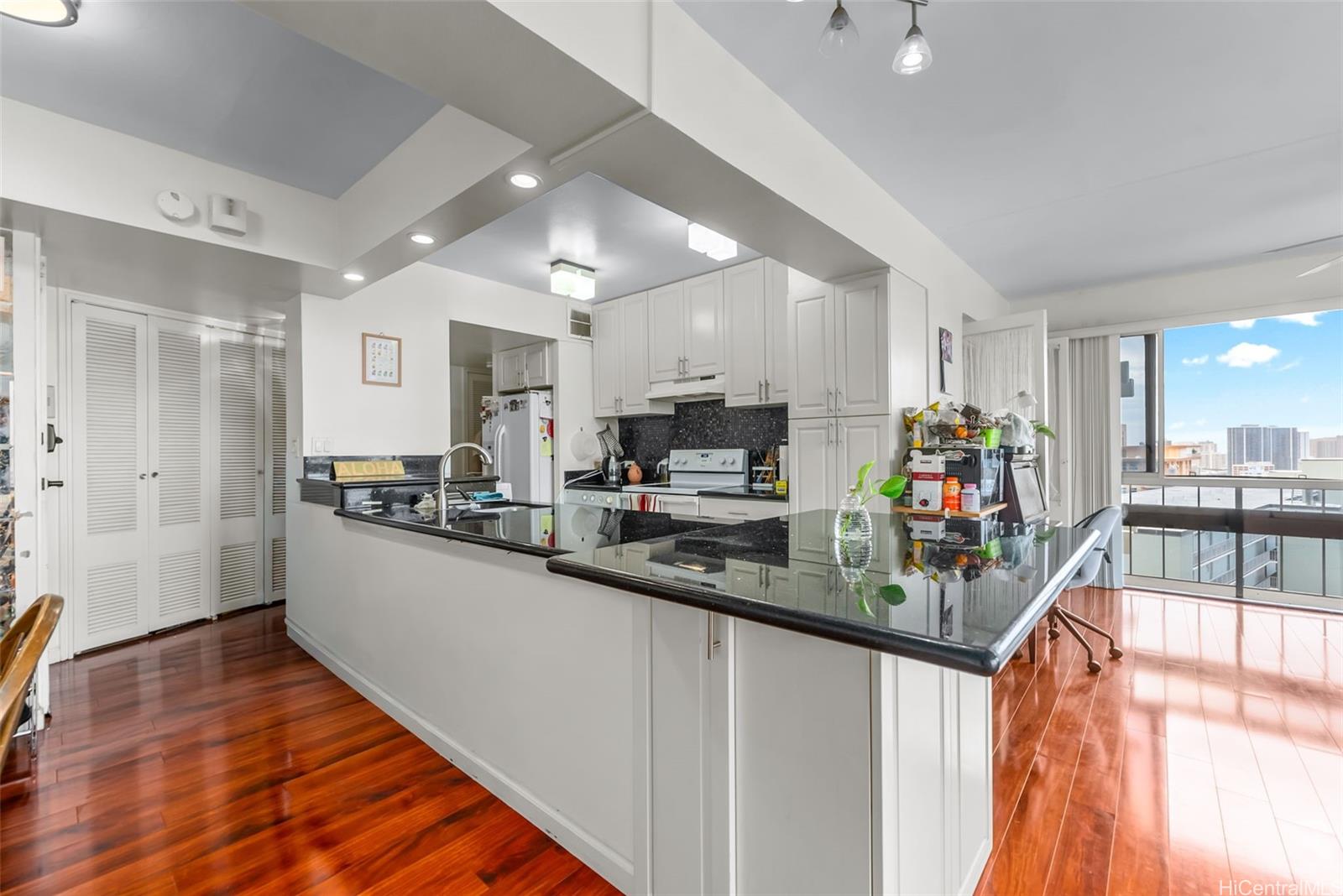 Royal Vista condo # 902B, Honolulu, Hawaii - photo 5 of 25