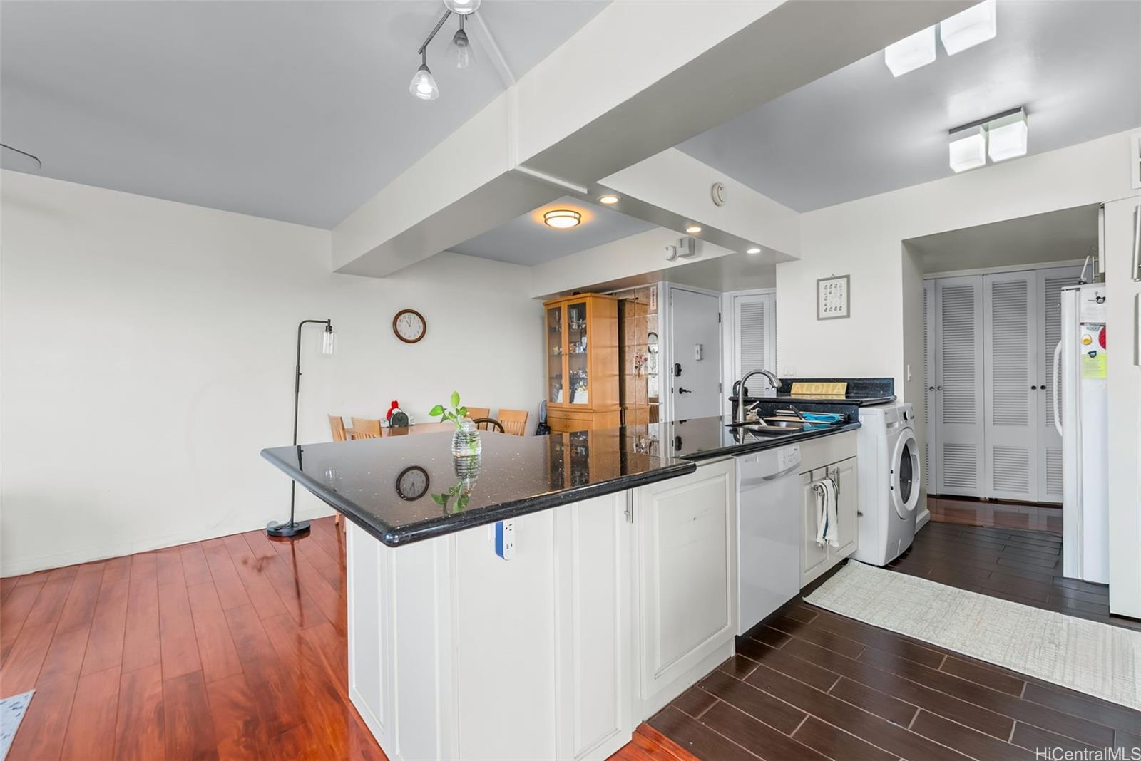 Royal Vista condo # 902B, Honolulu, Hawaii - photo 7 of 25