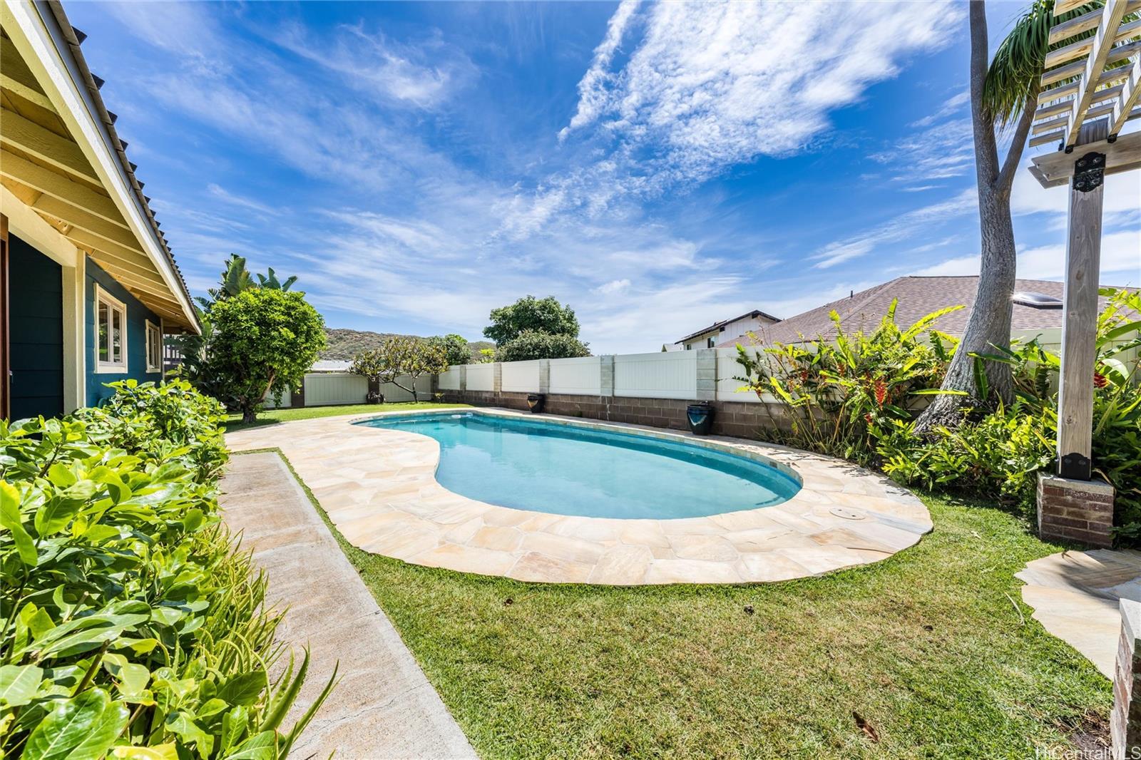1035  Kamaole Street Kalama Valley, Hawaii Kai home - photo 23 of 25
