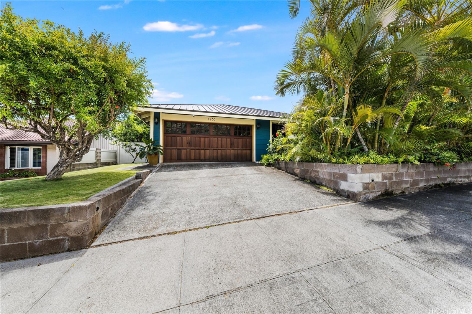 1035  Kamaole Street Kalama Valley, Hawaii Kai home - photo 4 of 25
