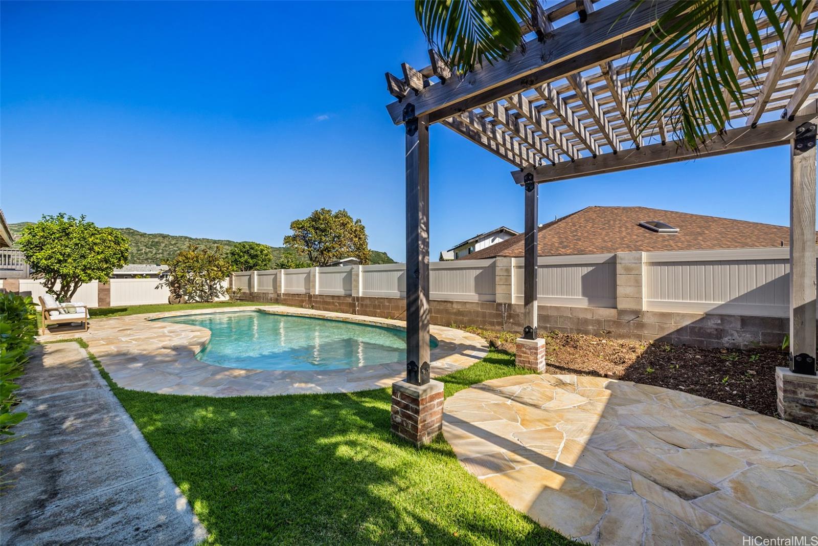 1035  Kamaole Street Kalama Valley, Hawaii Kai home - photo 15 of 22