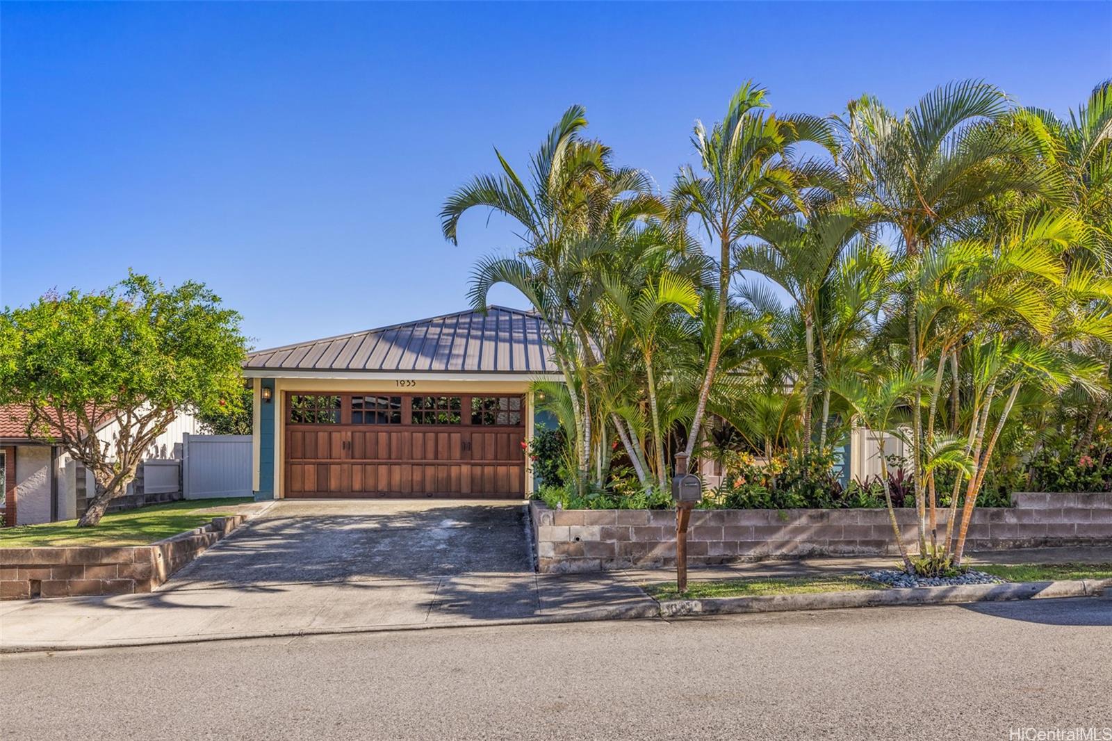 1035  Kamaole Street Kalama Valley, Hawaii Kai home - photo 19 of 22