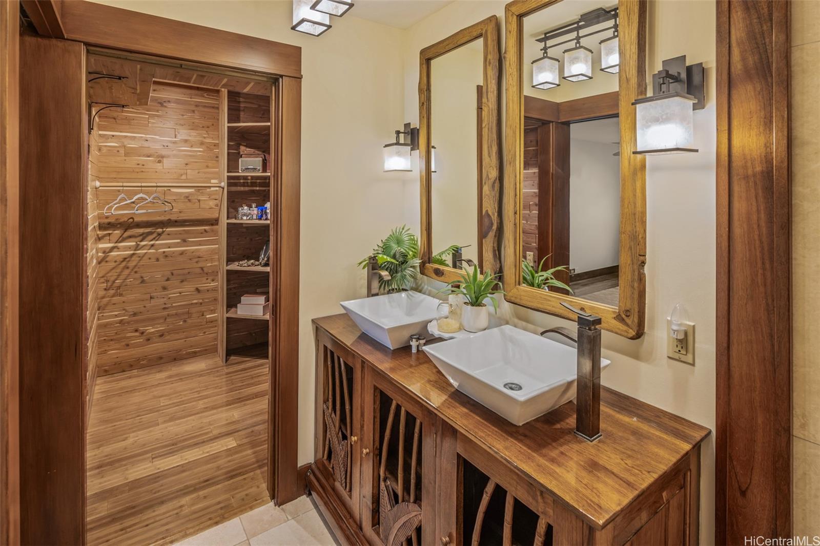 1035  Kamaole Street Kalama Valley, Hawaii Kai home - photo 9 of 22