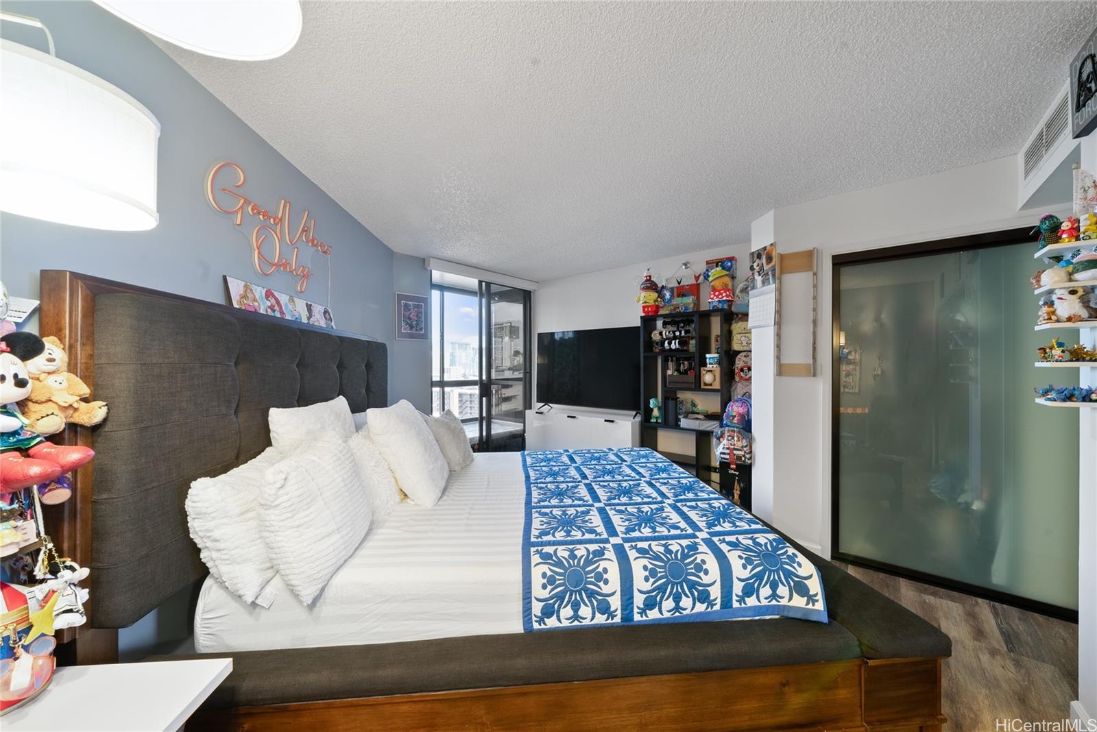 Continental Plaza condo # 702, Honolulu, Hawaii - photo 11 of 25