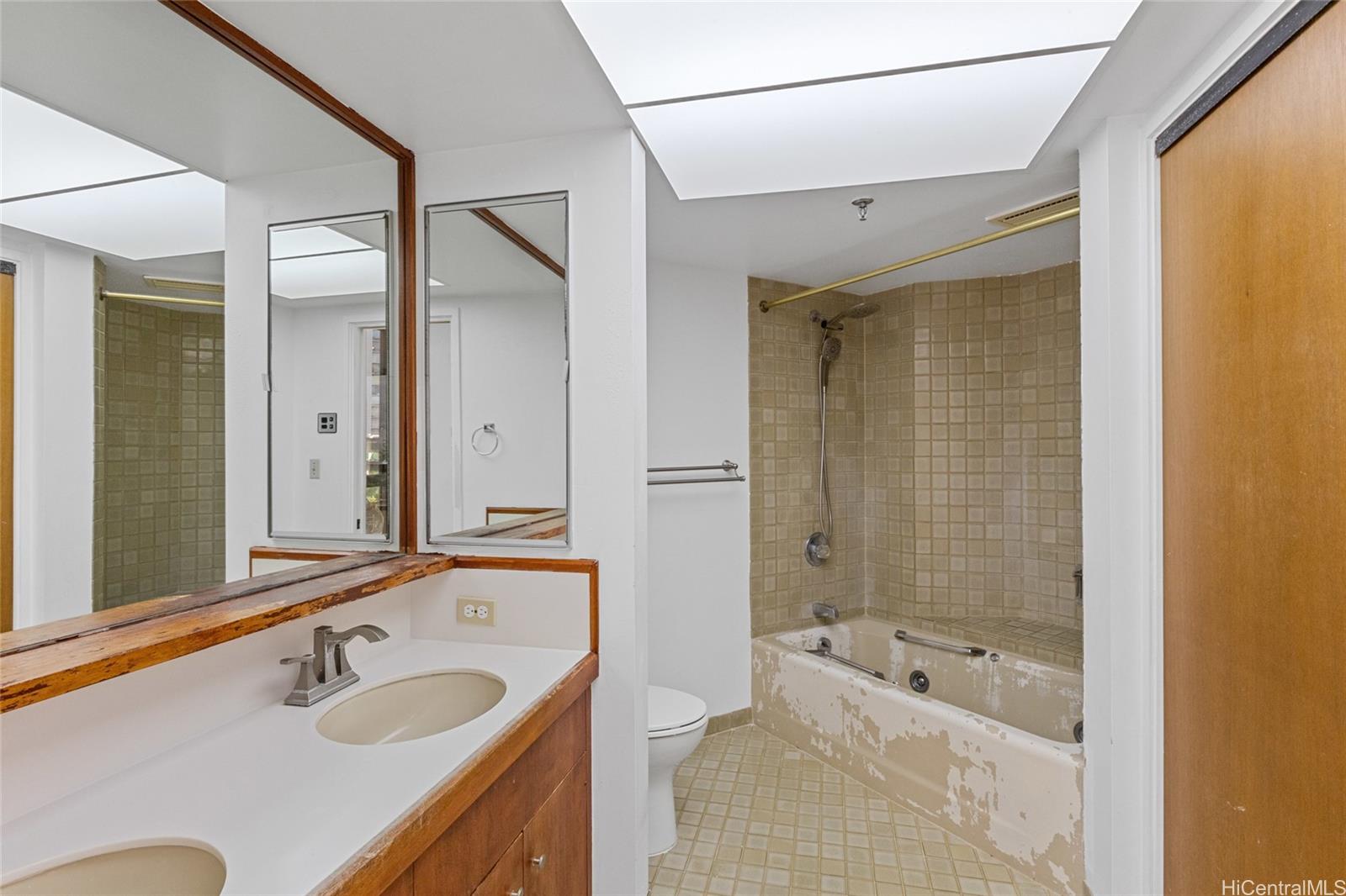 Continental Plaza condo # 706, Honolulu, Hawaii - photo 11 of 18