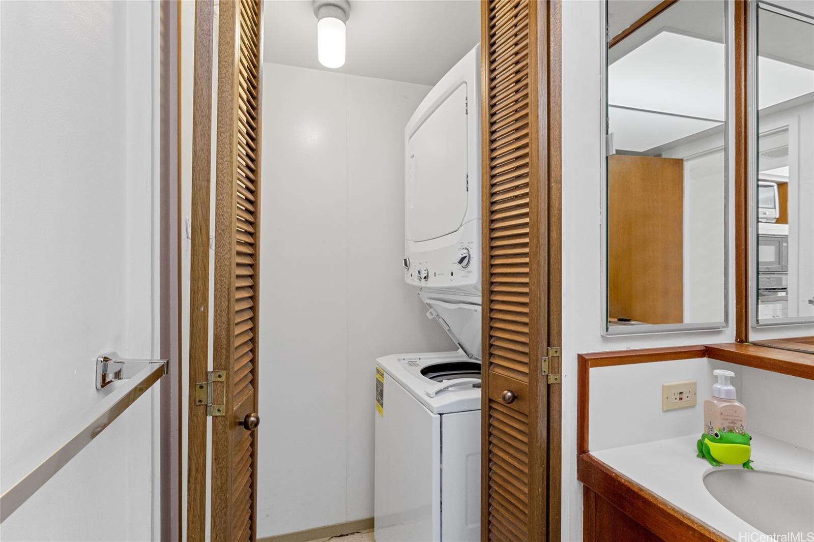 Continental Plaza condo # 706, Honolulu, Hawaii - photo 6 of 18