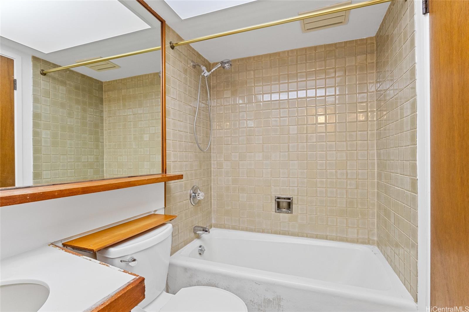 Continental Plaza condo # 706, Honolulu, Hawaii - photo 8 of 18