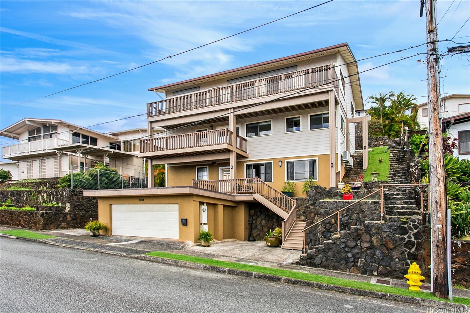 1048  Kalikimaka Street Alewa Heights, Honolulu home - photo 2 of 25