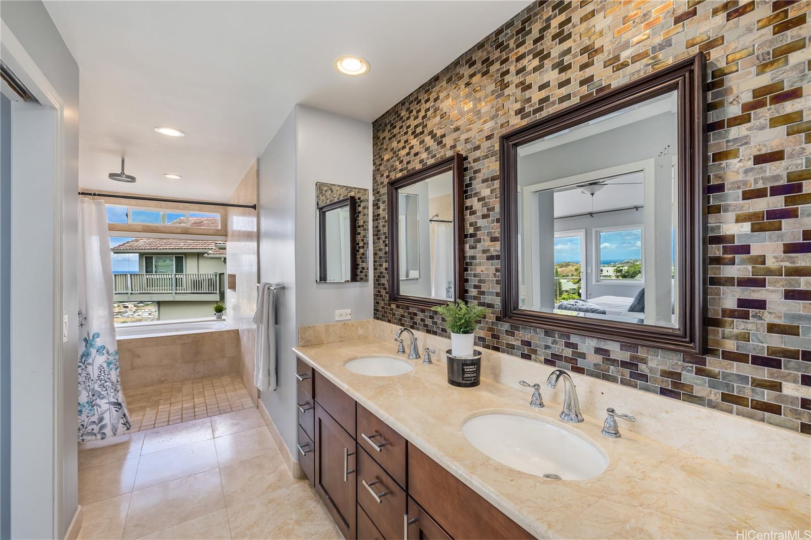 1048  Kaupaku Place Mariners Ridge, Hawaii Kai home - photo 19 of 25