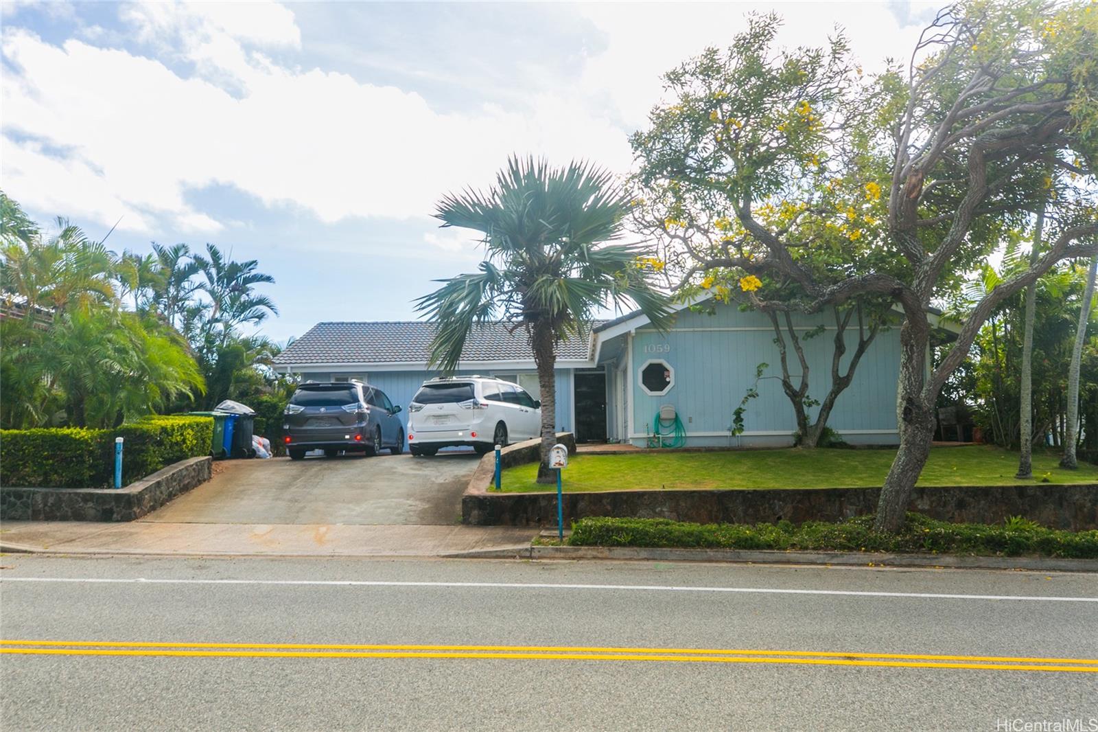 1059  Kamehame Drive Kamehame Ridge, Hawaii Kai home - photo 2 of 17