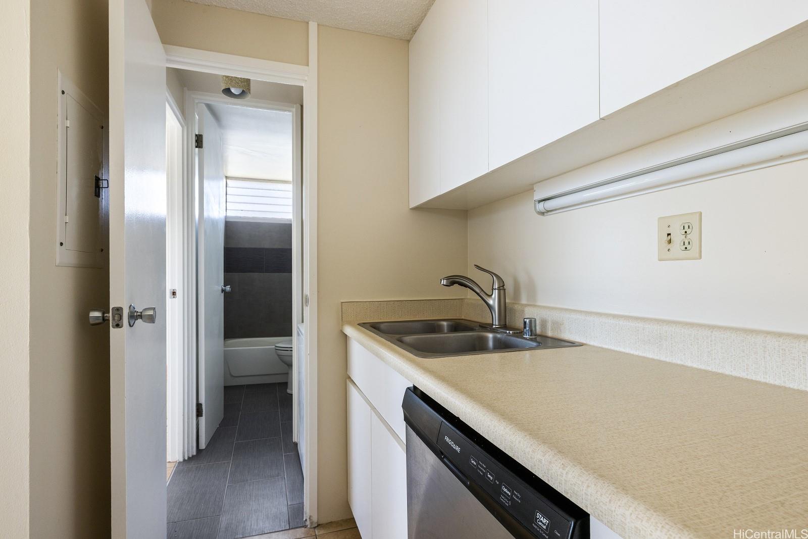 1060 Kamehameha Hwy Pearl City - Rental - photo 11 of 25