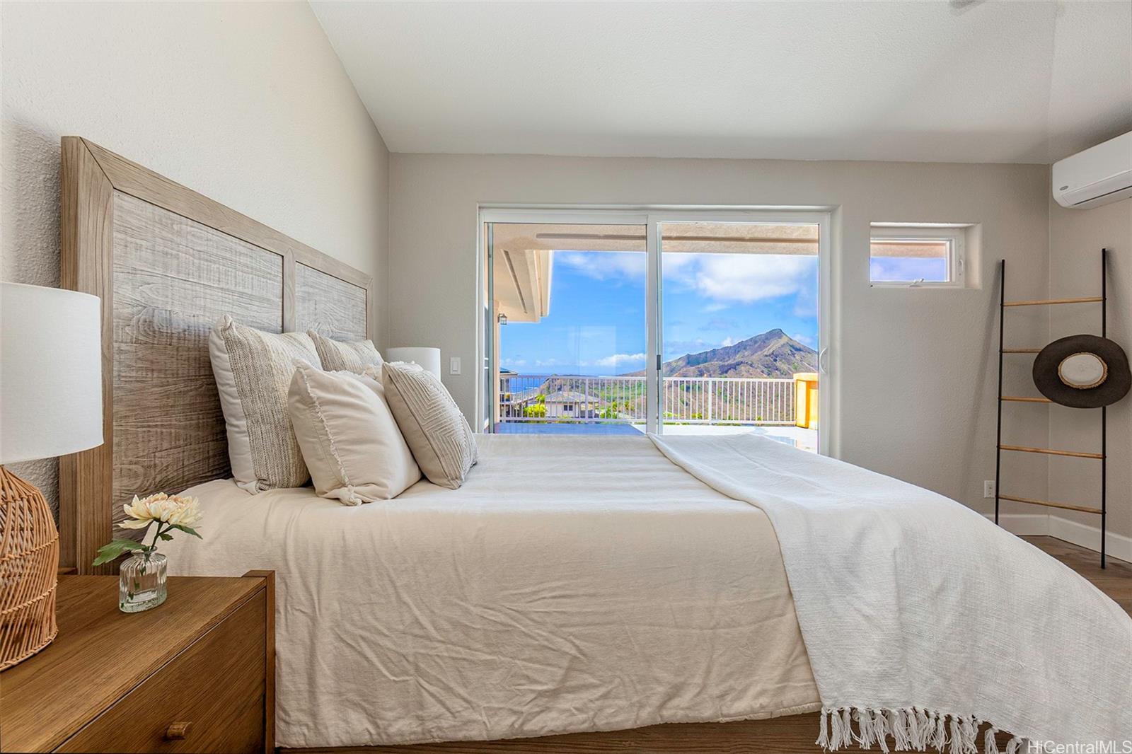 1062  Hoa Street Napali Haweo, Hawaii Kai home - photo 11 of 25