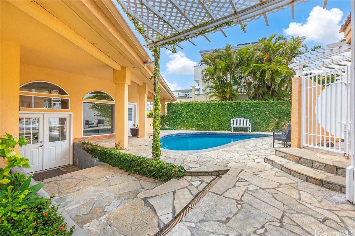 1062  Hoa Street Napali Haweo, Hawaii Kai home - photo 4 of 25