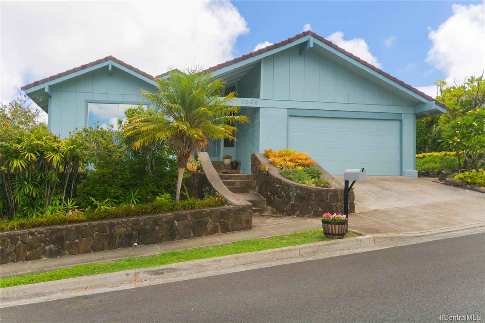 1069  Kaumoku Street Mariners Ridge, Hawaii Kai home - photo 2 of 25