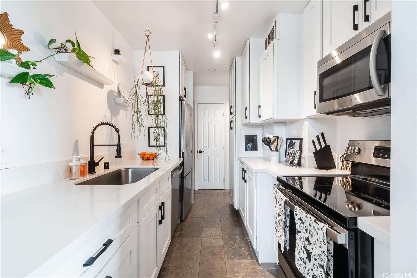 Crown Thurston condo # 402, Honolulu, Hawaii - photo 4 of 16