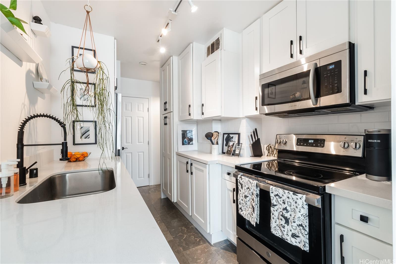 Crown Thurston condo # 402, Honolulu, Hawaii - photo 5 of 16