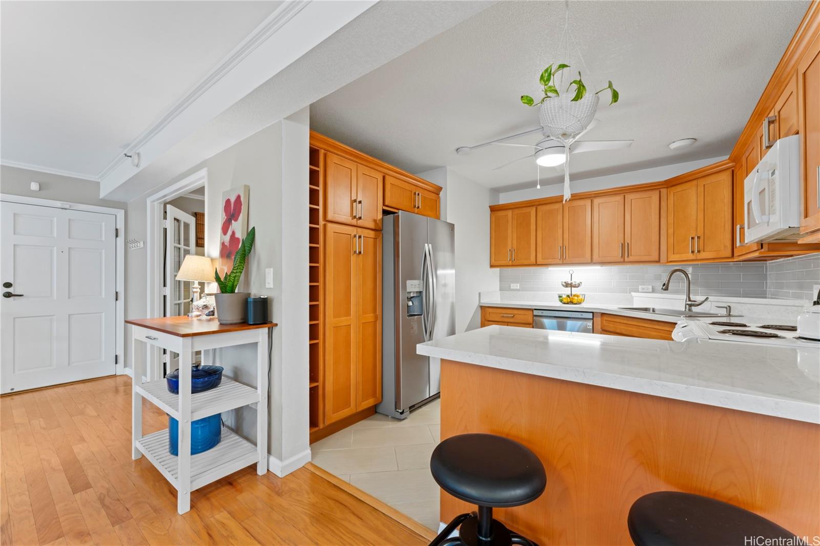 Country Club Village condo # 110, Honolulu, Hawaii - photo 2 of 25