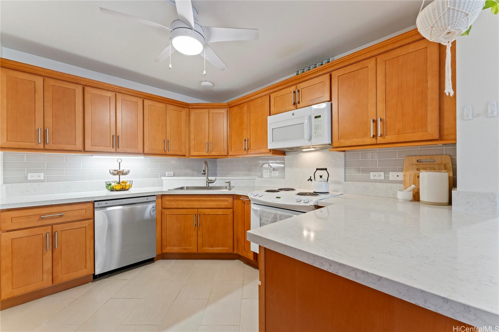 Country Club Village condo # 110, Honolulu, Hawaii - photo 3 of 25