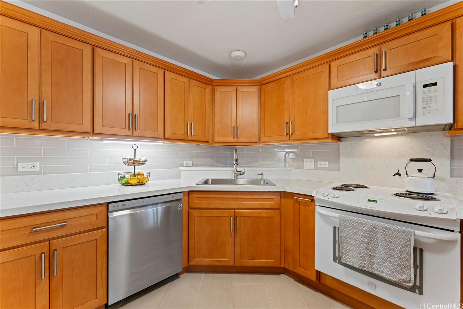 Country Club Village condo # 110, Honolulu, Hawaii - photo 4 of 25