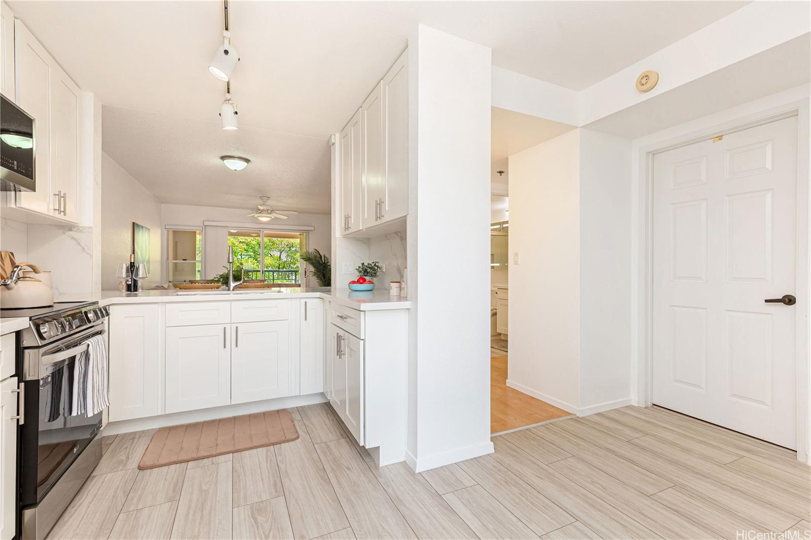 Country Club Village 2 condo # 406, Honolulu, Hawaii - photo 11 of 25