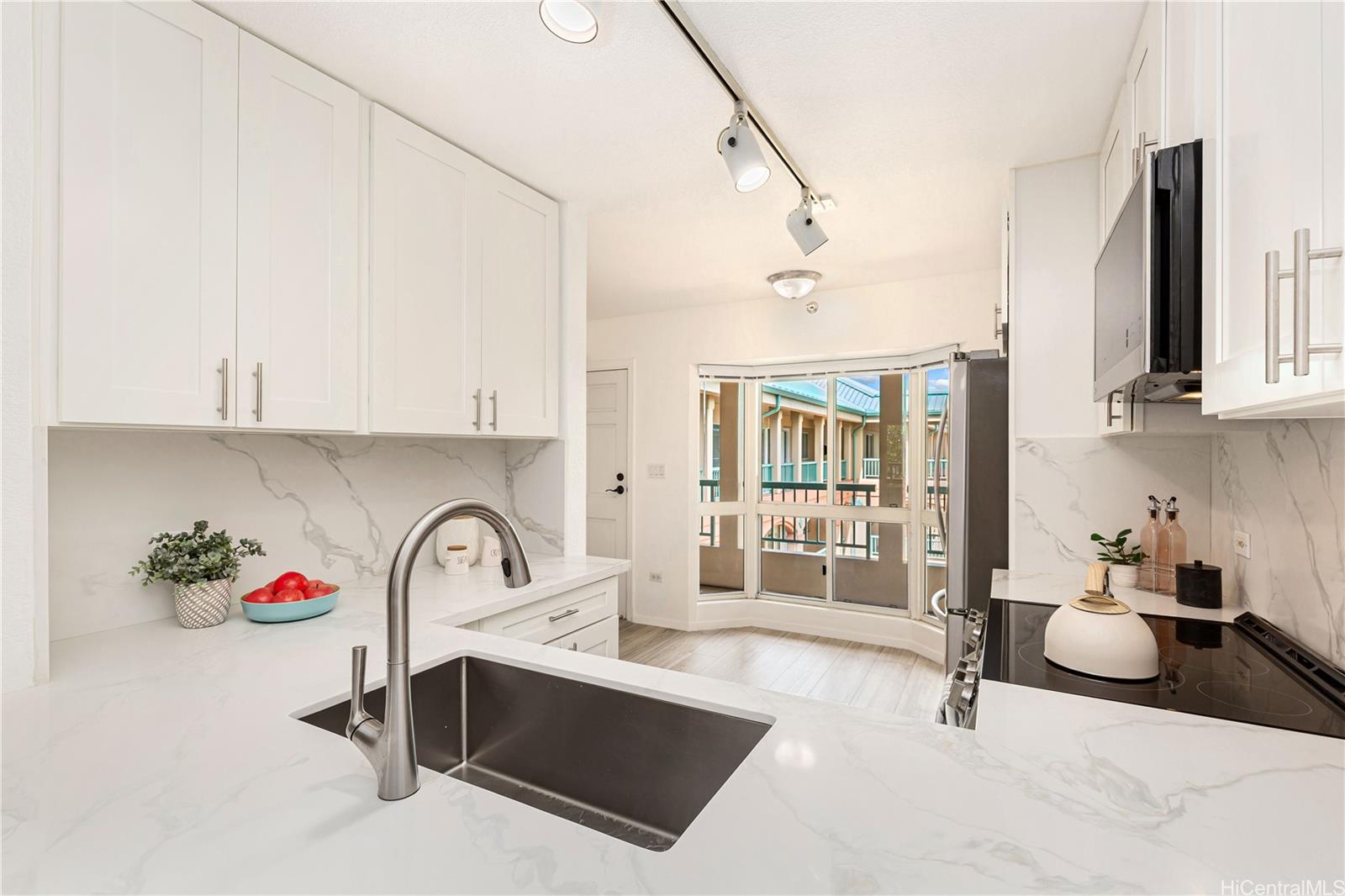 Country Club Village 2 condo # 406, Honolulu, Hawaii - photo 7 of 25