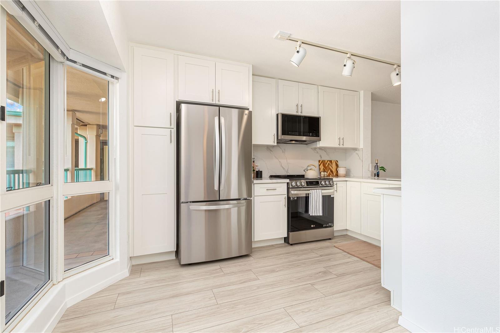 Country Club Village 2 condo # 406, Honolulu, Hawaii - photo 8 of 25