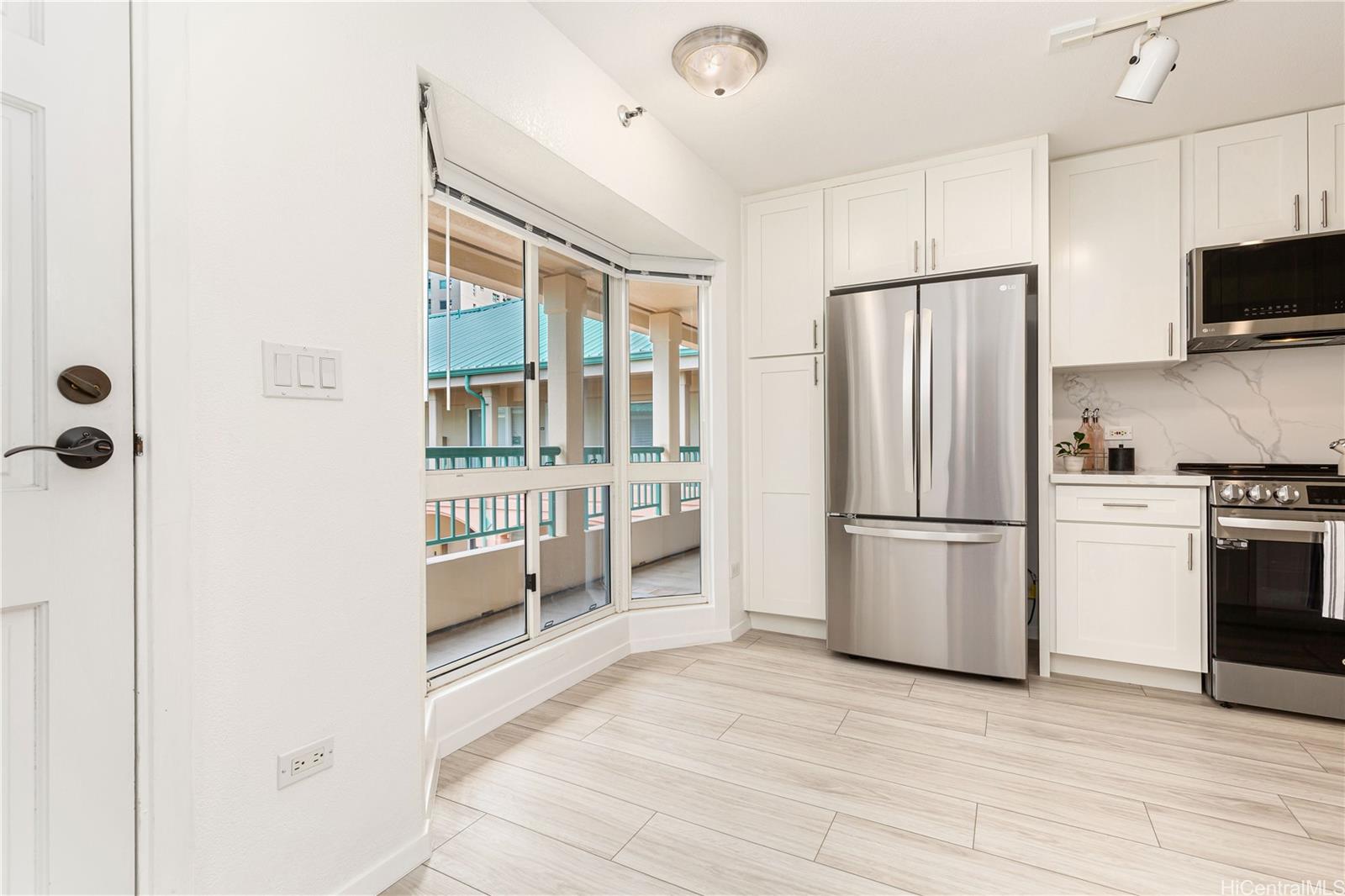 Country Club Village 2 condo # 406, Honolulu, Hawaii - photo 9 of 25