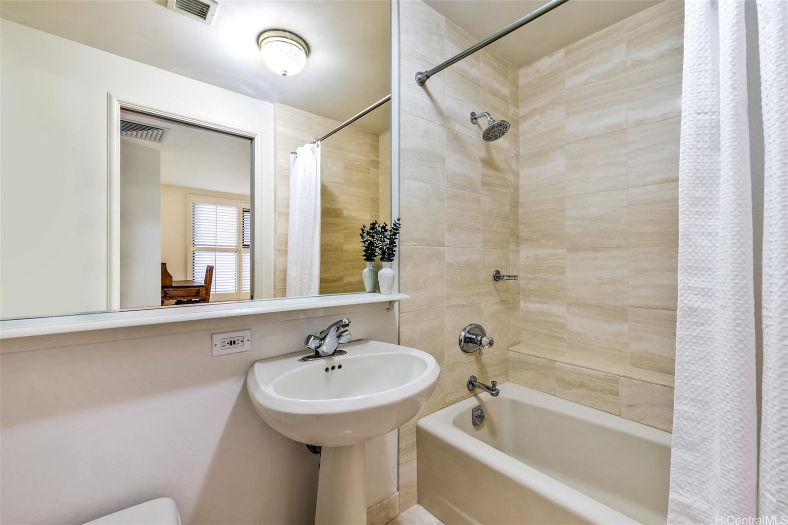 Queen Victoria Residences condo # 303, Honolulu, Hawaii - photo 13 of 21