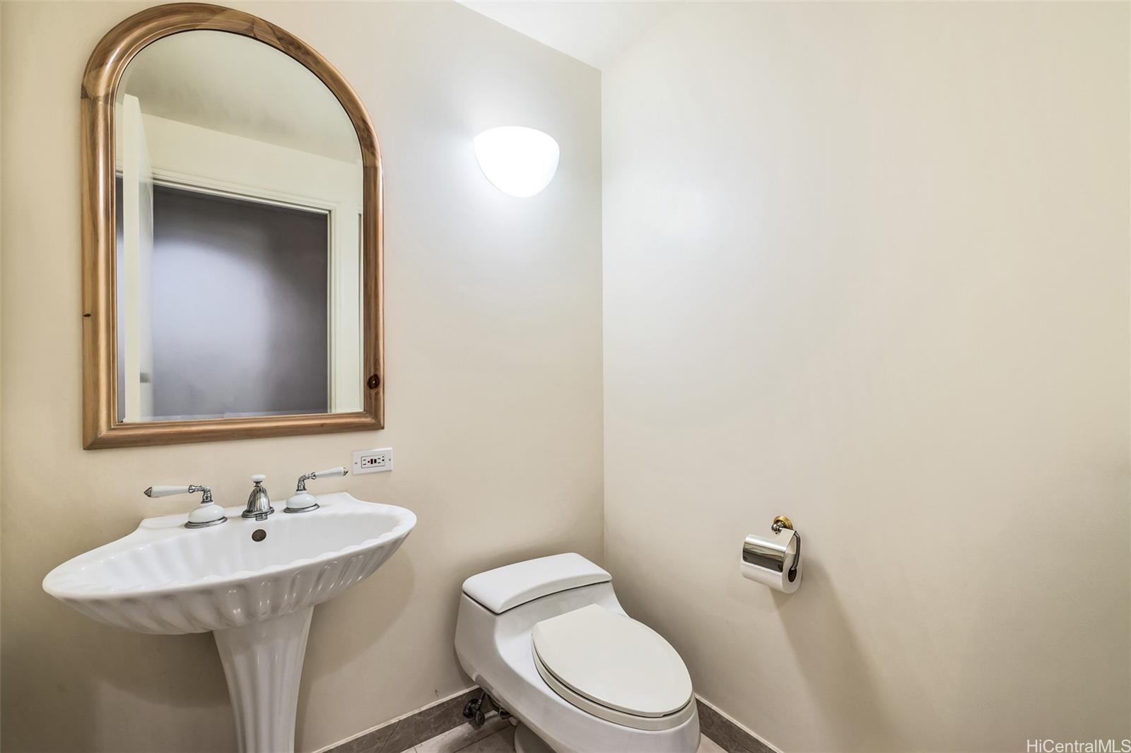 Queen Victoria Residences condo # 303, Honolulu, Hawaii - photo 15 of 21