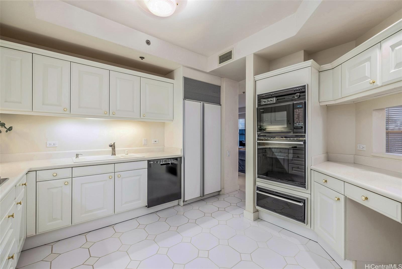 Queen Victoria Residences condo # 303, Honolulu, Hawaii - photo 3 of 21