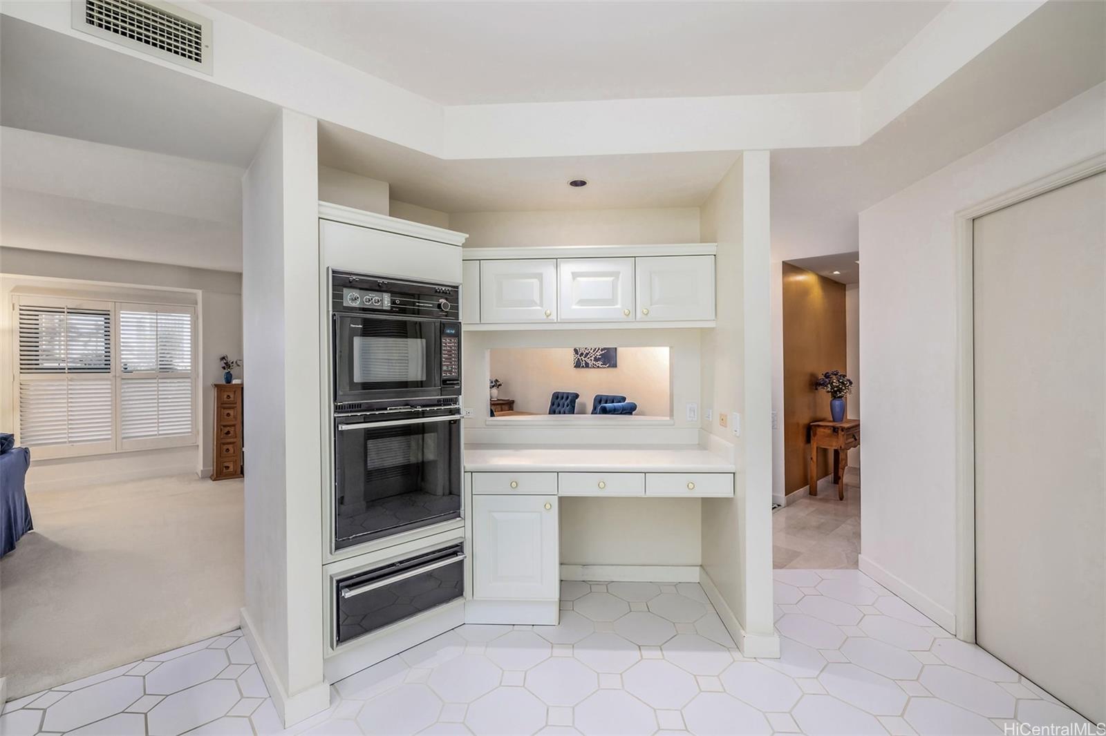 Queen Victoria Residences condo # 303, Honolulu, Hawaii - photo 5 of 21