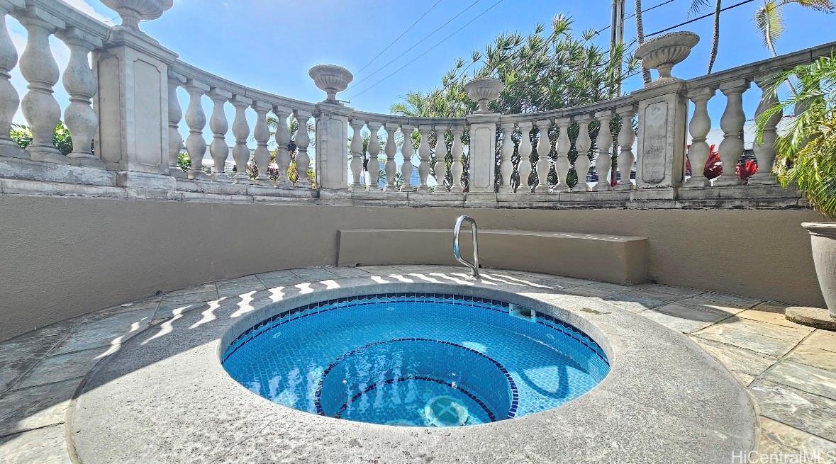 Queen Victoria Residences condo # 502, Honolulu, Hawaii - photo 23 of 25