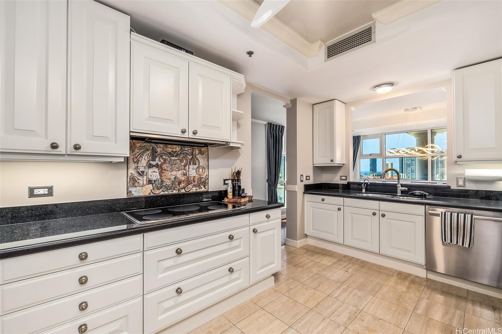 Queen Victoria Residences condo # PH 3, Honolulu, Hawaii - photo 4 of 22