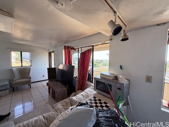 1087  Wiliki Drive Aliamanu, Honolulu home - photo 19 of 25