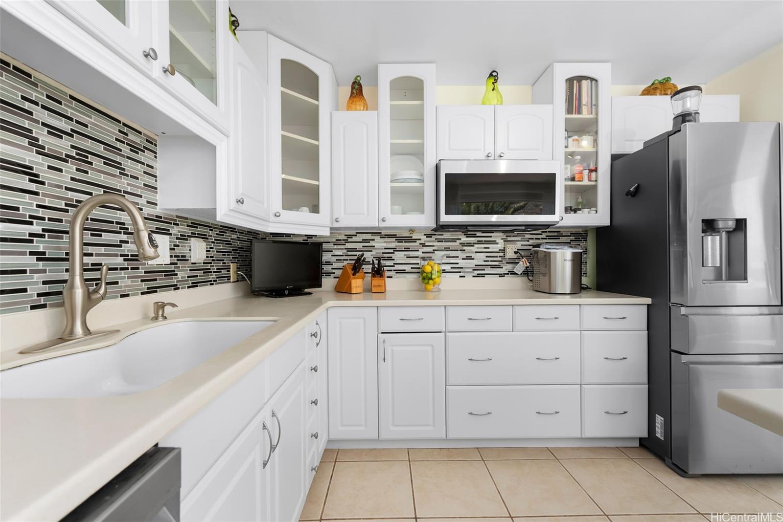 1090 Kumukumu Street townhouse # C, Honolulu, Hawaii - photo 2 of 19