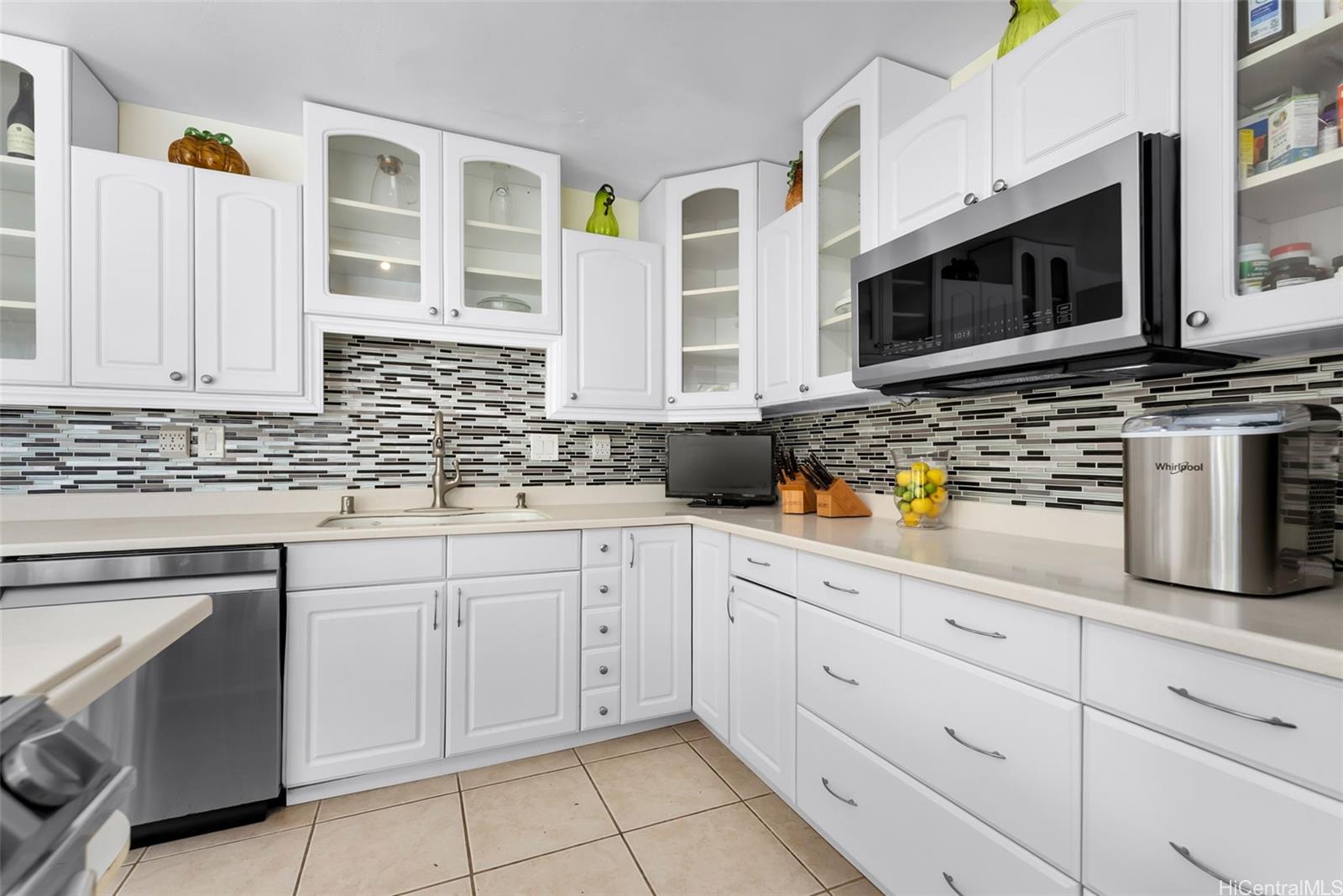 1090 Kumukumu Street townhouse # C, Honolulu, Hawaii - photo 3 of 19