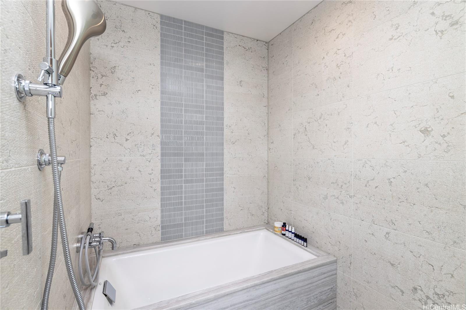 Victoria Place condo # 1800, Honolulu, Hawaii - photo 8 of 11